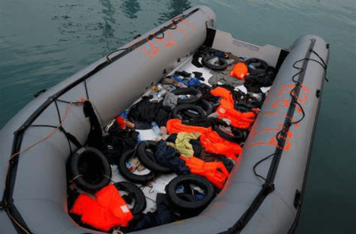 قارب مطاطي مخصص للهجرة يعلق في عرض ساحل طانطان