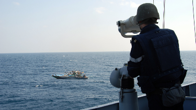 البحرية الملكية تنقذ عشرات المهاجرين في عرض البحر