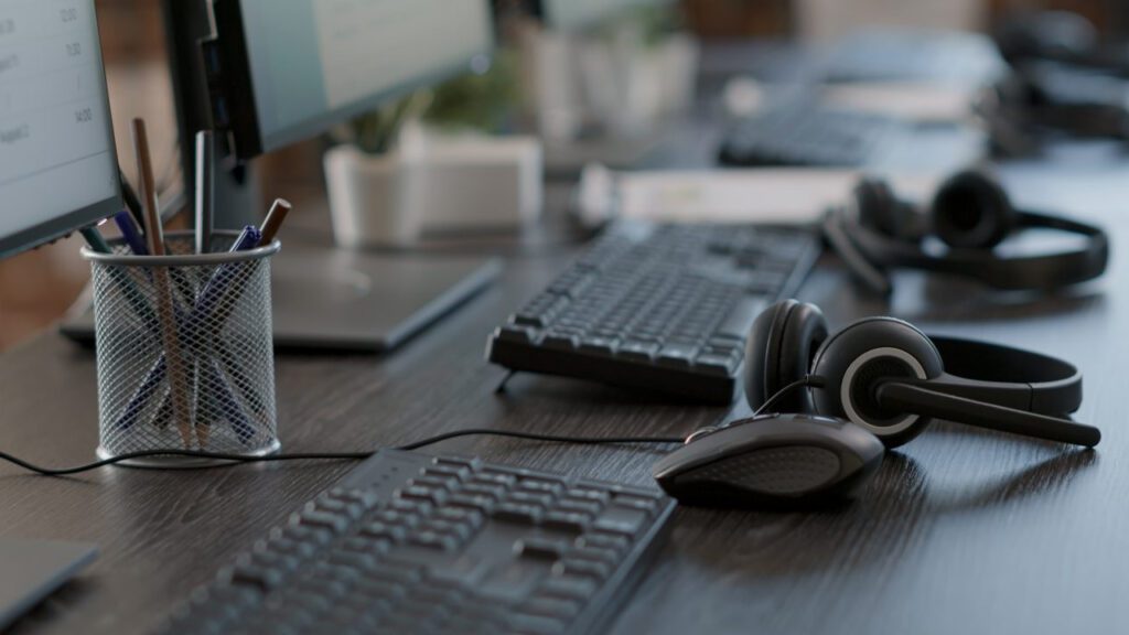 وجدة..توقيف مستخدمين بأحد مراكز النداء متورطين في قضية تتعلق بخيانة الأمانة