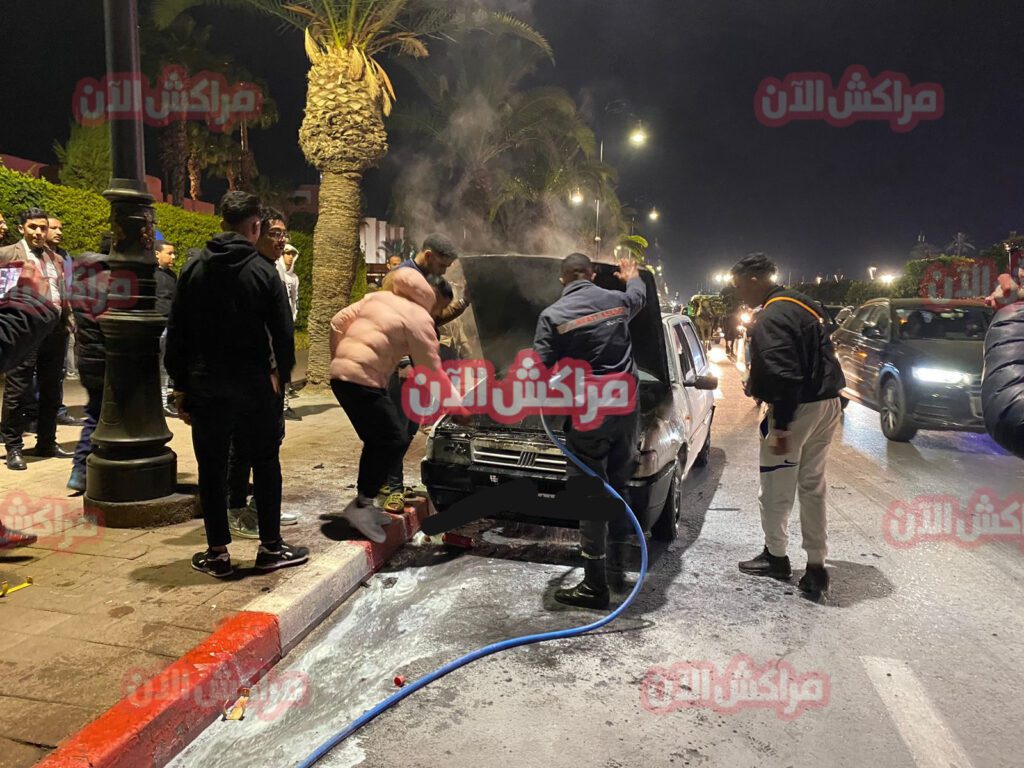 بالفيديو والصور .. حريق يلتهم سيارة بالشارع العام بمراكش وسط هلع المارة