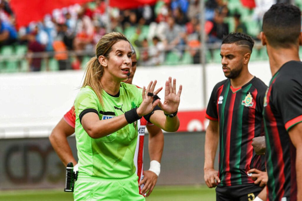 “الكاف” يختار 7 حكام مغاربة لقيادة مباريات كأس إفريقيا