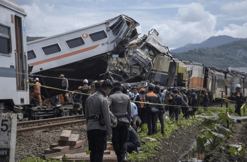 أندونيسيا: حادث تصادم قطارين يخلف مصرع 3 أشخاص و28 جريحا