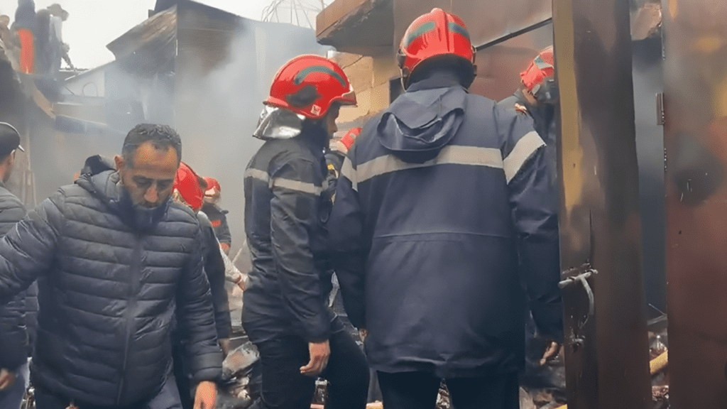 اندلاع النيران بسيارة خفيفة بالشارع العام بمراكش