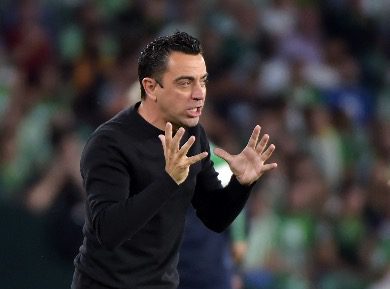 تشافي يهدد بـ”حزم الحقائب” حال فقدان ثقة لاعبي برشلونة في قدراته