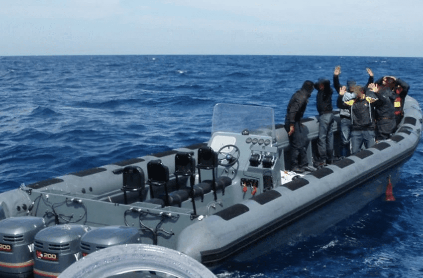 الداخلة.. البحرية الملكية تقدم المساعدة لـ 57 مرشحا للهجرة غير النظامية من إفريقيا جنوب الصحراء