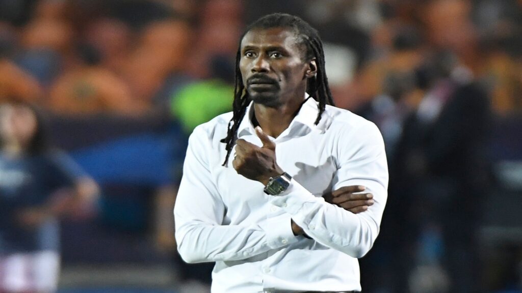 الاتحاد السنغالي: نقل المدرب سيسيه الى المستشفى واستبعاد هذا اللاعب من الكان