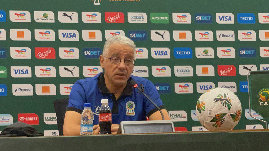 توقيف وإقالة الجزائري عمروش على خلفية مهاجمته جامعة كرة القدم المغربية