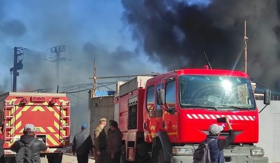 اندلاع حريق مهول في أحد المستودعات الخاصة بالخشب بسوق المتلاشيات بأكادير