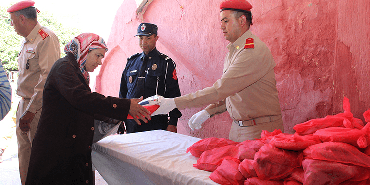 بتعليمات ملكية.. الحرس الملكي يقوم بتوزيع وجبات إفطار يوميا لفائدة الأشخاص المعوزين بعدة مدن مغربية