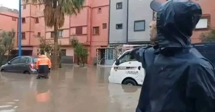 هطول أمطار غزيرة في آسفي يتسبب في إغلاق المحلات والشوارع