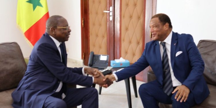 وزير خارجية السنغال يستقبل السفير المغربي في دكار حسن الناصري