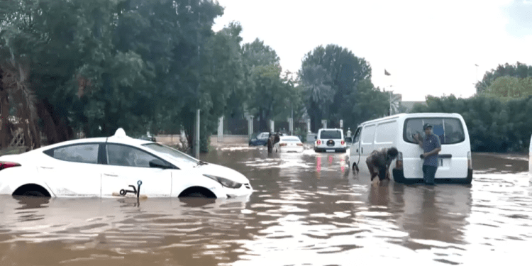 الأمطار في السعودية تتسبب في حالة وفاة وفقدان آخرين وفيضان 8 سدود