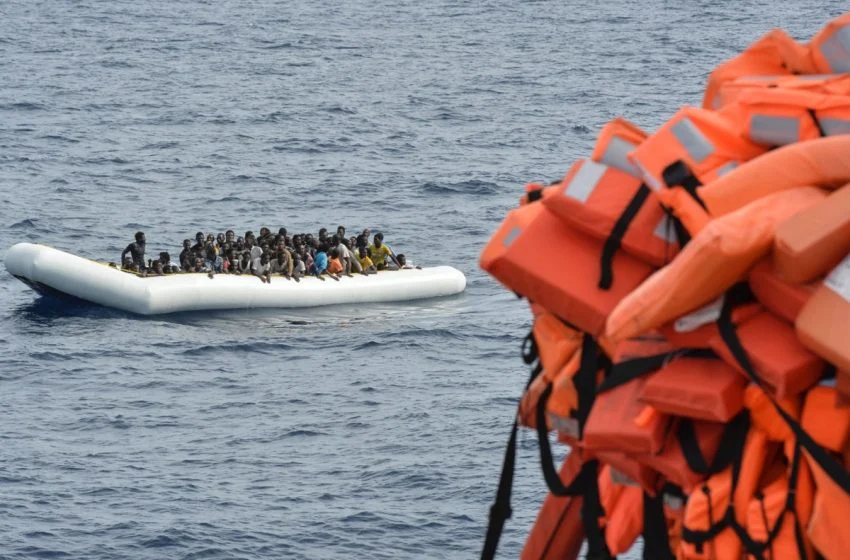 البحرية الملكية تقدم المساعدة لـ118 مرشحا للهجرة غير النظامية من إفريقيا جنوب الصحراء وآسيا