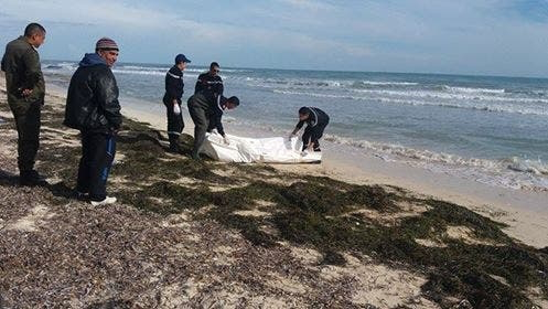 شاطئ السعيدية يلفظ جثة مُتحللة ويستنفر السلطات الأمنية