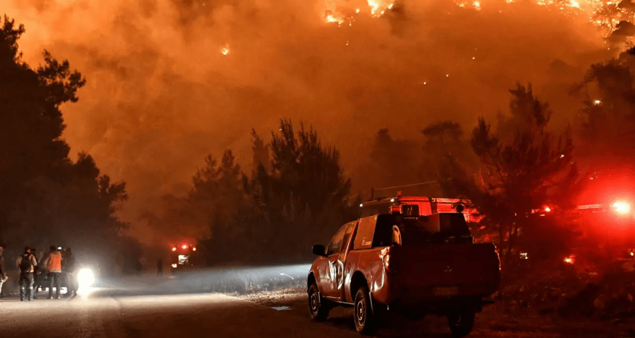 اليونان.. رفع مستوى التأهب بعد اندلاع حرائق غابات