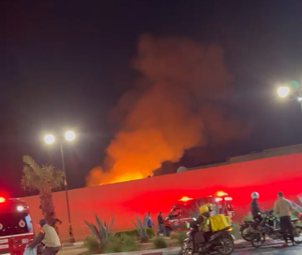 بالفيديو.. اندلاع حريق مهول بسوق الخميس بمراكش