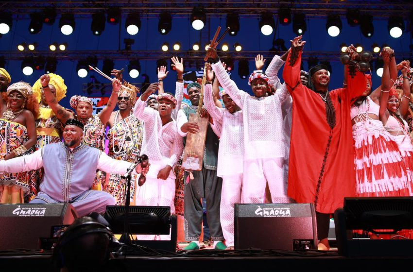 مهرجان كناوة بالصويرة 2024.. ليلة مزج موسيقي تجمع معلمي كناوة بموسيقين عالميين