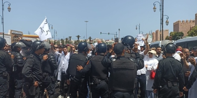 منع مسيرة وطنية احتجاجية لقطاع الصحة بالرباط بواسطة خراطيم المياه