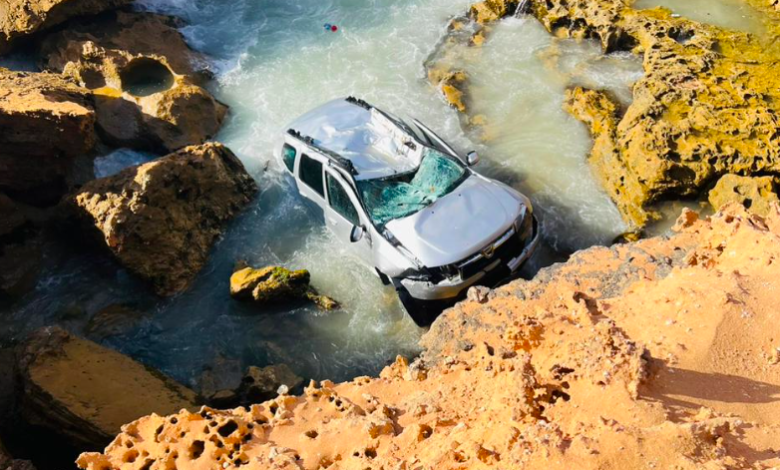 سقوط سيارة خفيفة في عرض البحر يستنفر امن اسفي