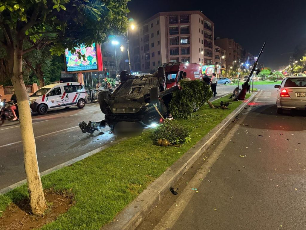 انقلاب سيارة اثر اصطدامها بعمود كهربائي بمراكش