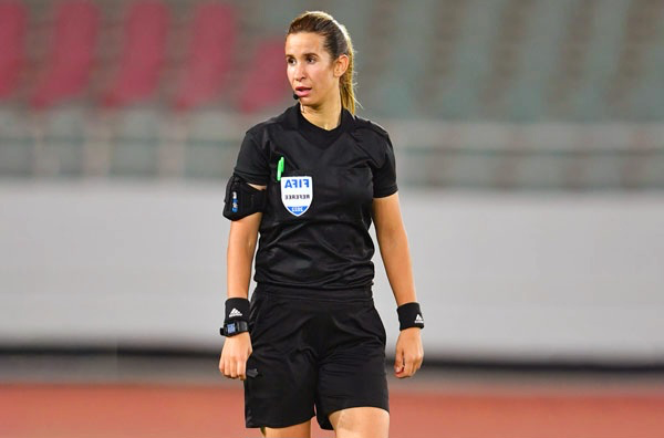 الحكمة المغربية كربوبي تقود مباراة فرنسا وكندا في أولمبياد باريس