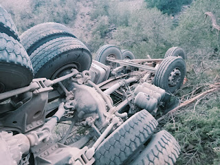 نجاة سائق من موت محقق بعد انقلاب شاحنته بمنحدر بإقليم الحوز