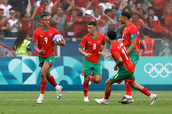 المنتخب الأولمبي يفوز على نظيره العراقي ويتأهل إلى ربع نهائي الأولمبياد
