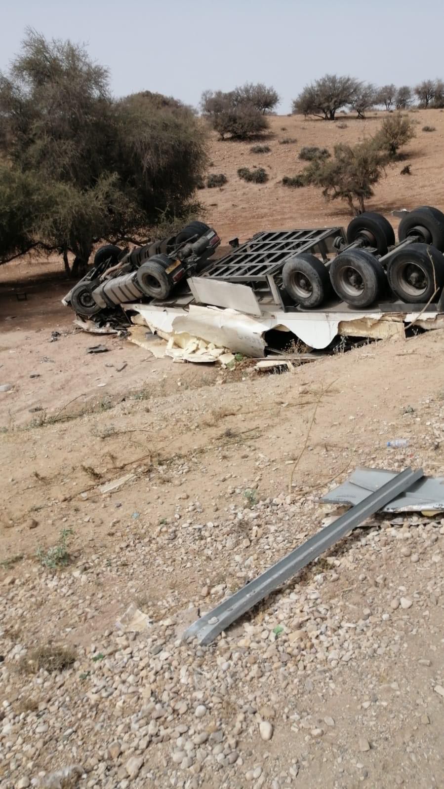 انقلاب شاحنة من الحجم الكبير في حادثة سير خطيرة ضواحي الصويرة