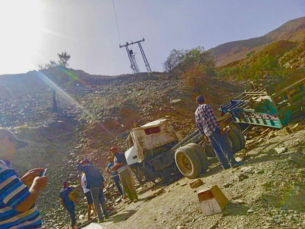 سائق شاحنة ينجو بأعجوبة بعد سقوطه من منحدر خطير بجبال شيشاوة