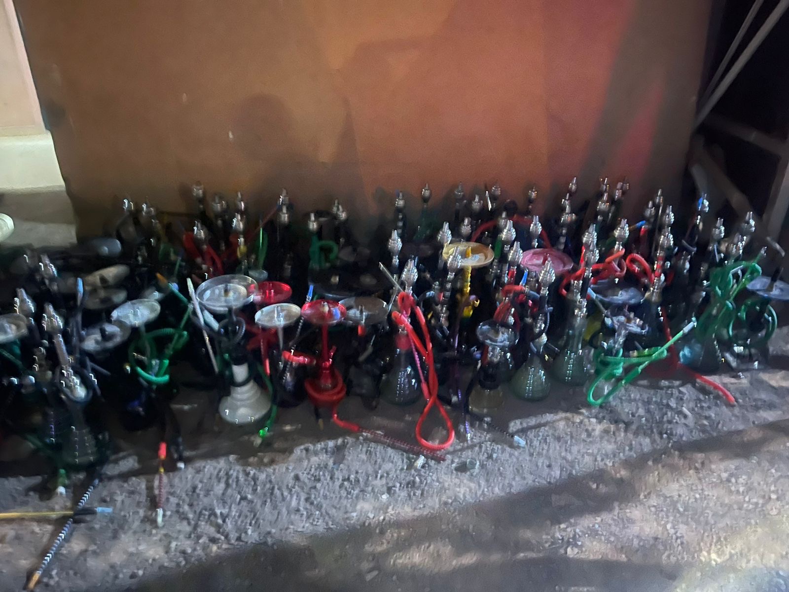 أمن مراكش يداهم ثلاث مقاهي “الشيشة” ويحجز 105 نرجيلة بمنطقة المنارة +صور