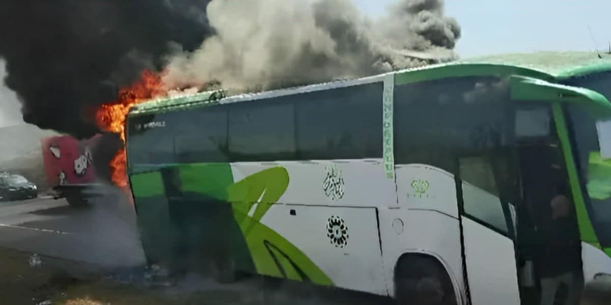 النيران تلتهم حافلة لنقل المسافرين نواحي البيضاء