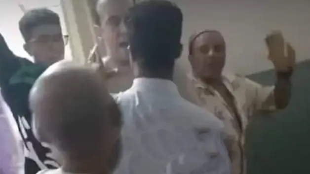 محمد فؤاد يعتدي بالسب والضرب على طبيب