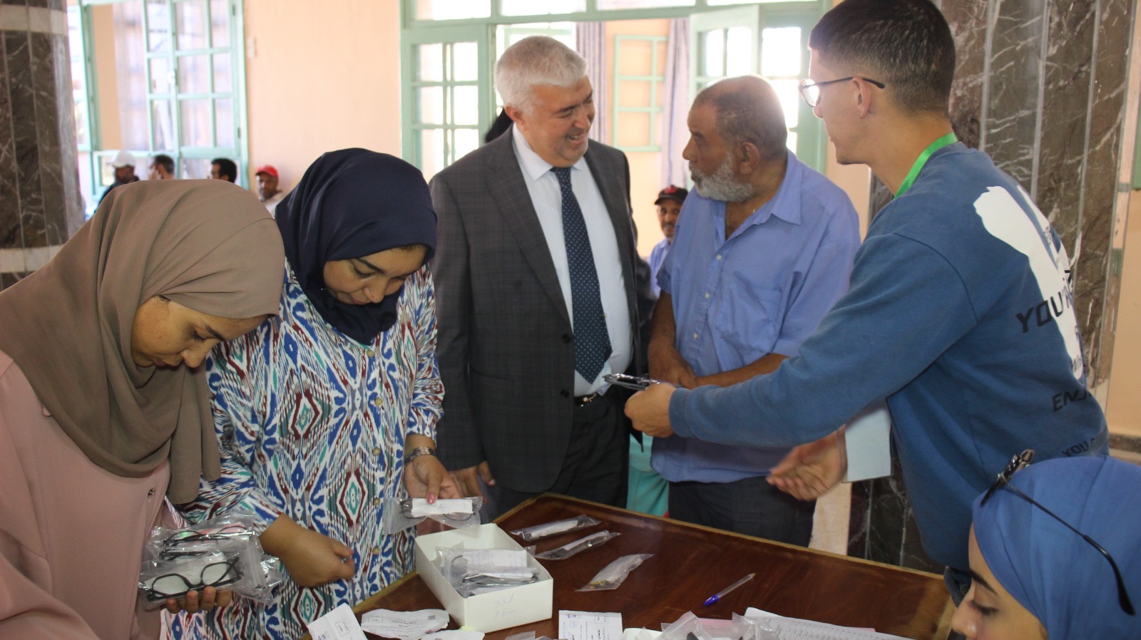 بالفيديو… مجلس مقاطعة سيدي يوسف بن علي يوزع نظرات طبية لفائدة ساكنة المقاطعة