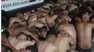 هذه حقيقة ظهور أشخاص عراة يجلسون على الأرض بمحاذاة مركبات للقوات المساعدة بالفنيدق