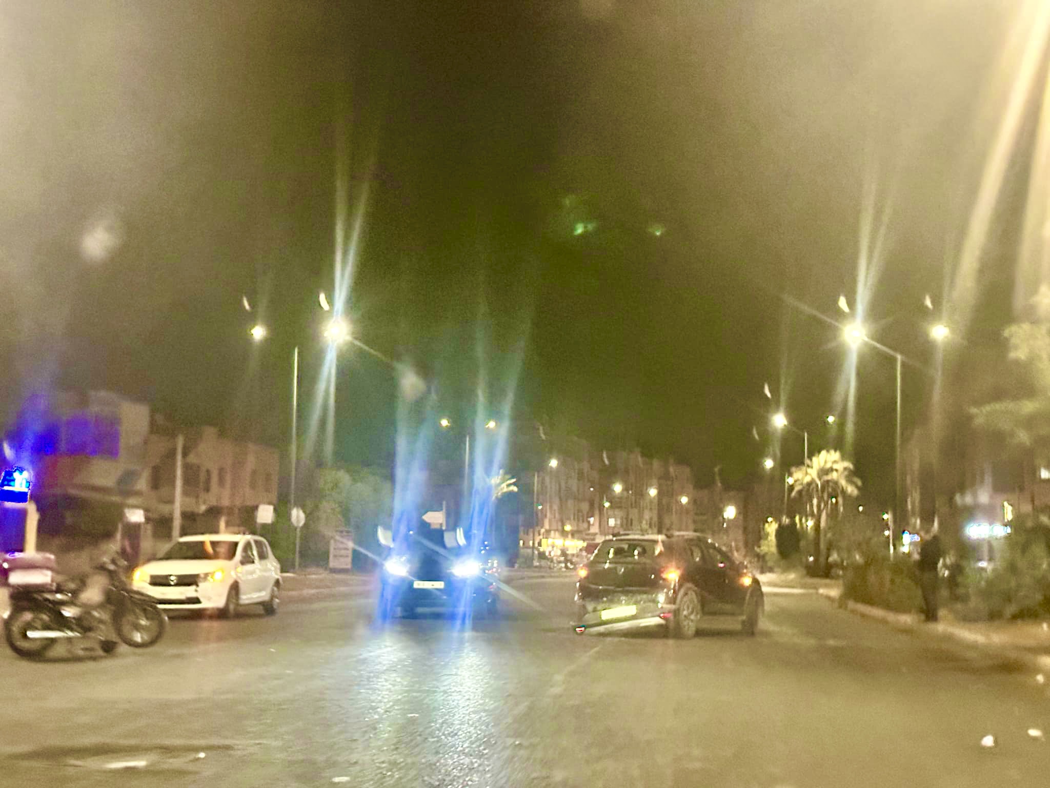 بالصور.. حادثة سير اثر اصطدام دراجة نارية بسيارة خفيفة بحي مبروكة بمراكش