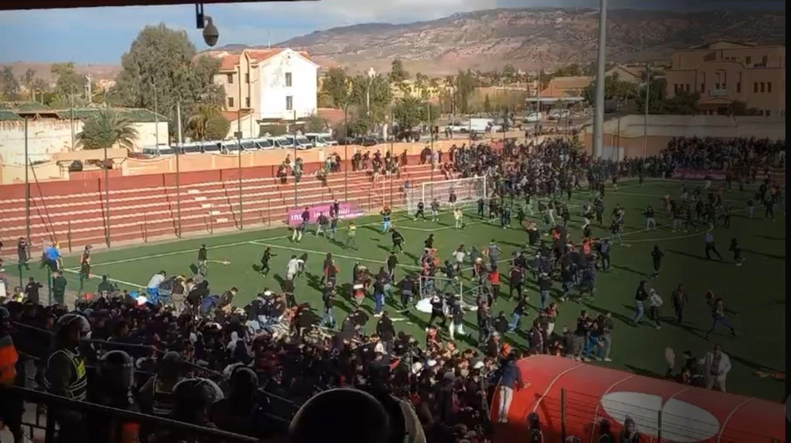 أعمال الشغب تتسبب في تأجيل انطلاق الشوط الثاني في مباراة الكوكب المراكشي وشباب أطلس خنيفرة