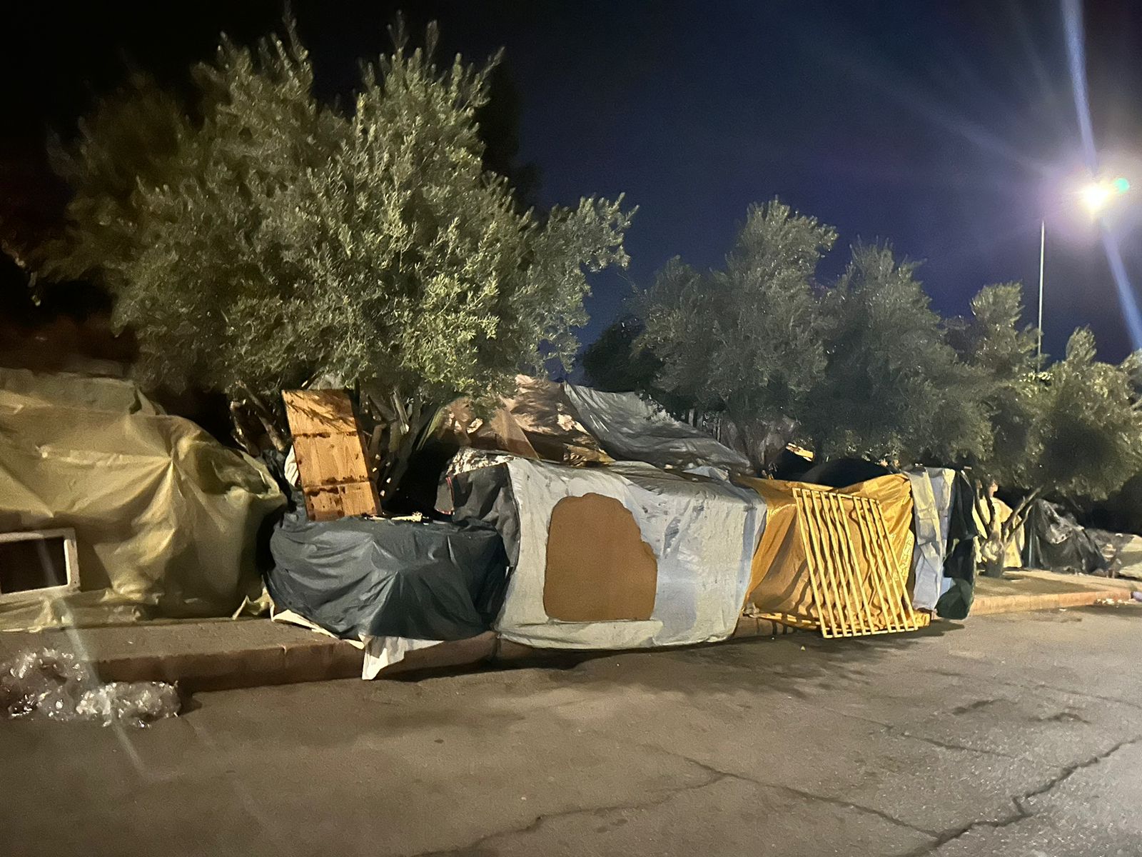 فضيحة.. تجار جوطية الحي الحسني بمراكش يستبيحون الملك العمومي والقائد في دار غفلون