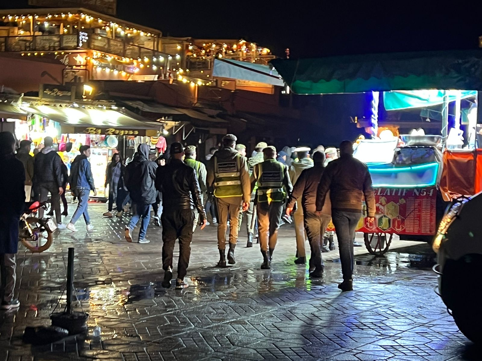 باشا جامع الفنا يشرف على تطبيق إجراءات الإغلاق بالساحة والمحلات المجاورة