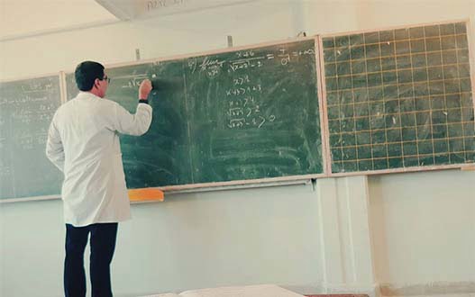 اعتداء جسدي ولفظي على أستاذ من طرف ولية أمر وابنتيها بخريبكة