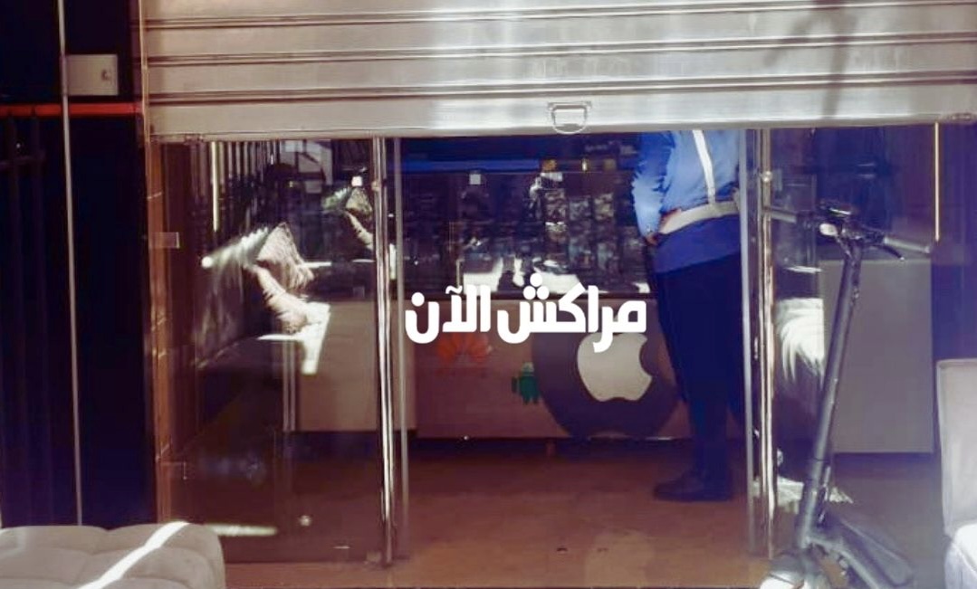 صور حصرية.. تفاصيل مداهمة الجمارك والأمن لمحل بيع الهواتف والإلكترونيات بمراكش صور حصرية.. تفاصيل مداهمة الجمارك والأمن لمحل بيع الهواتف والإلكترونيات بمراكش