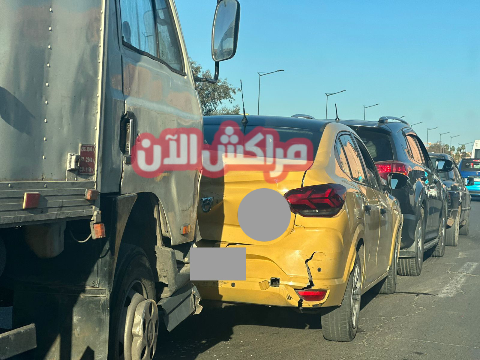 عاجل.. حادثة اصطدام شاحنة كبيرة وثلاث سيارات يعرقل حركة المرور بمراكش +صور