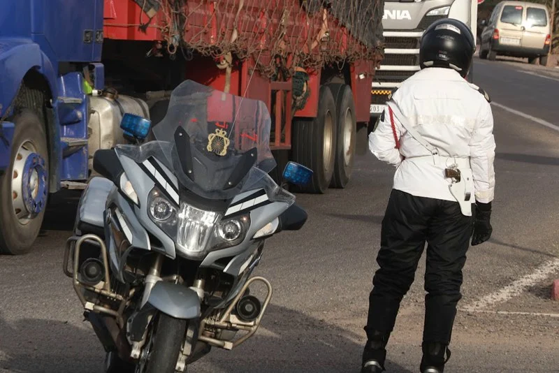 الدرك الملكي يوقف سائق شاحنة ومرافقه متلبسين بتهريب المواد المدعمة