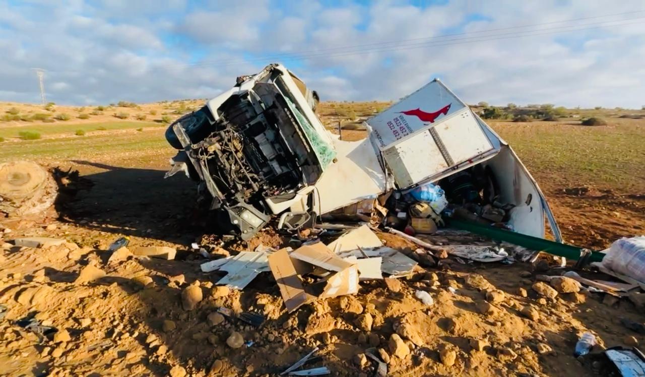 عاجل.. انقلاب شاحنة بمنعرج بمدخل مدينة آسفي يرسل سائقها للمستعجلات +صور