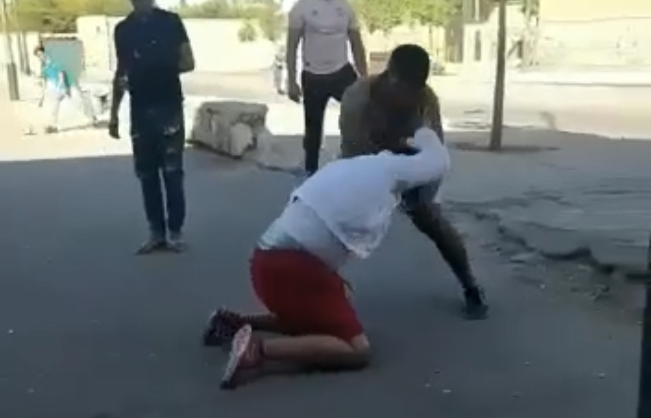 فيديو صادم.. “الزائر” أخطر المجرمين بمراكش يعتدي على شخص بطريقة عدوانية
