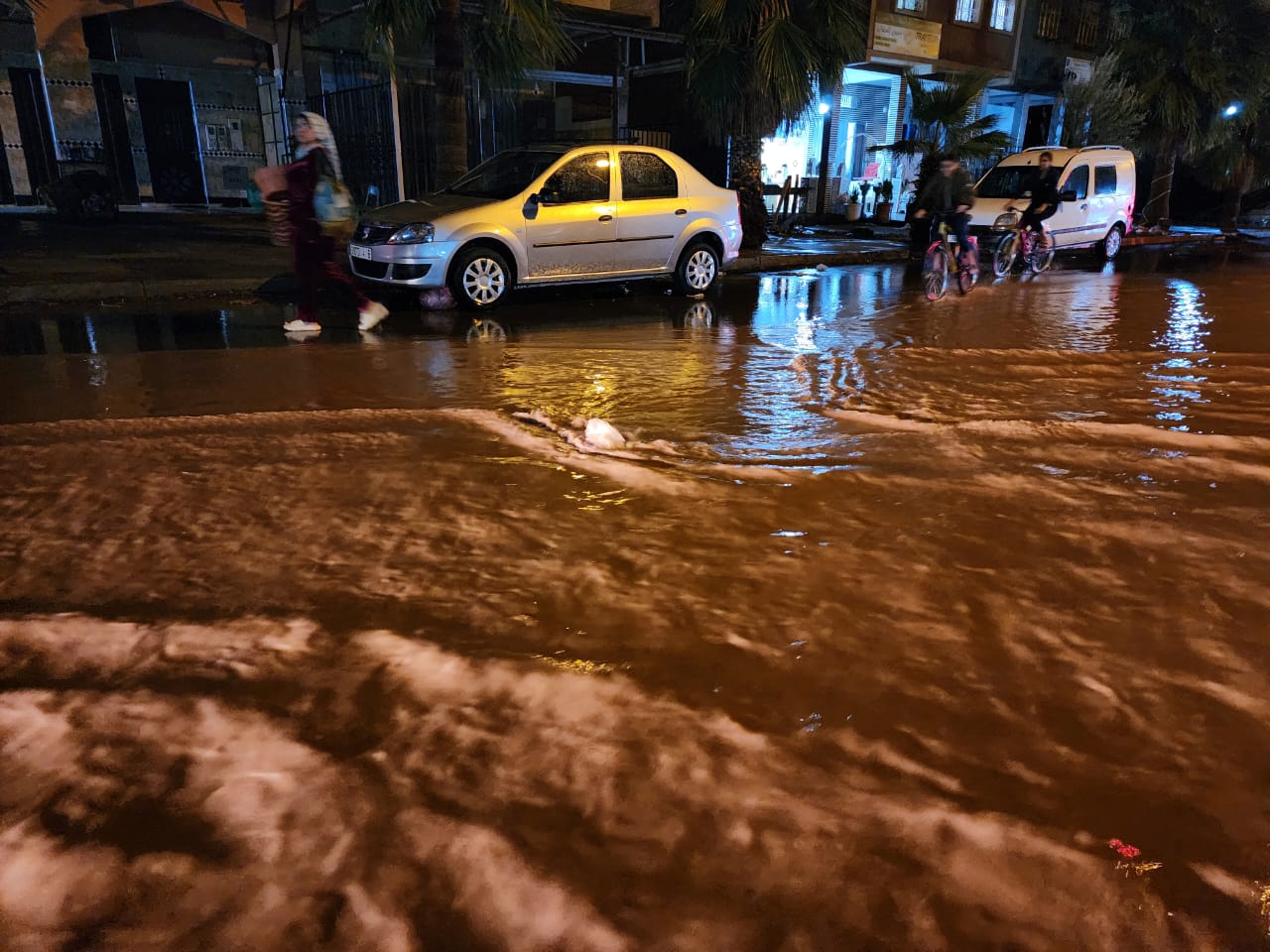 عاجل.. فيضان واد بومية يقطع طريق مراكش الصويرة بمركز شيشاوة