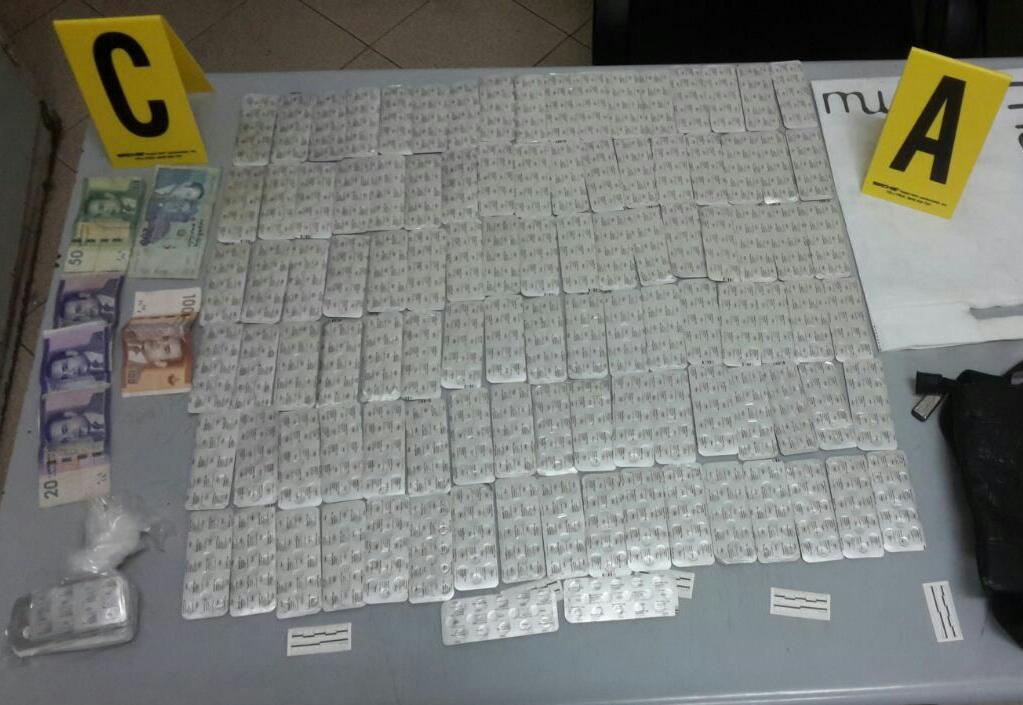 الشرطة تعتقل شخصين متلبسين بحيازة كوكايين و2236 قرص “قرقوبي”