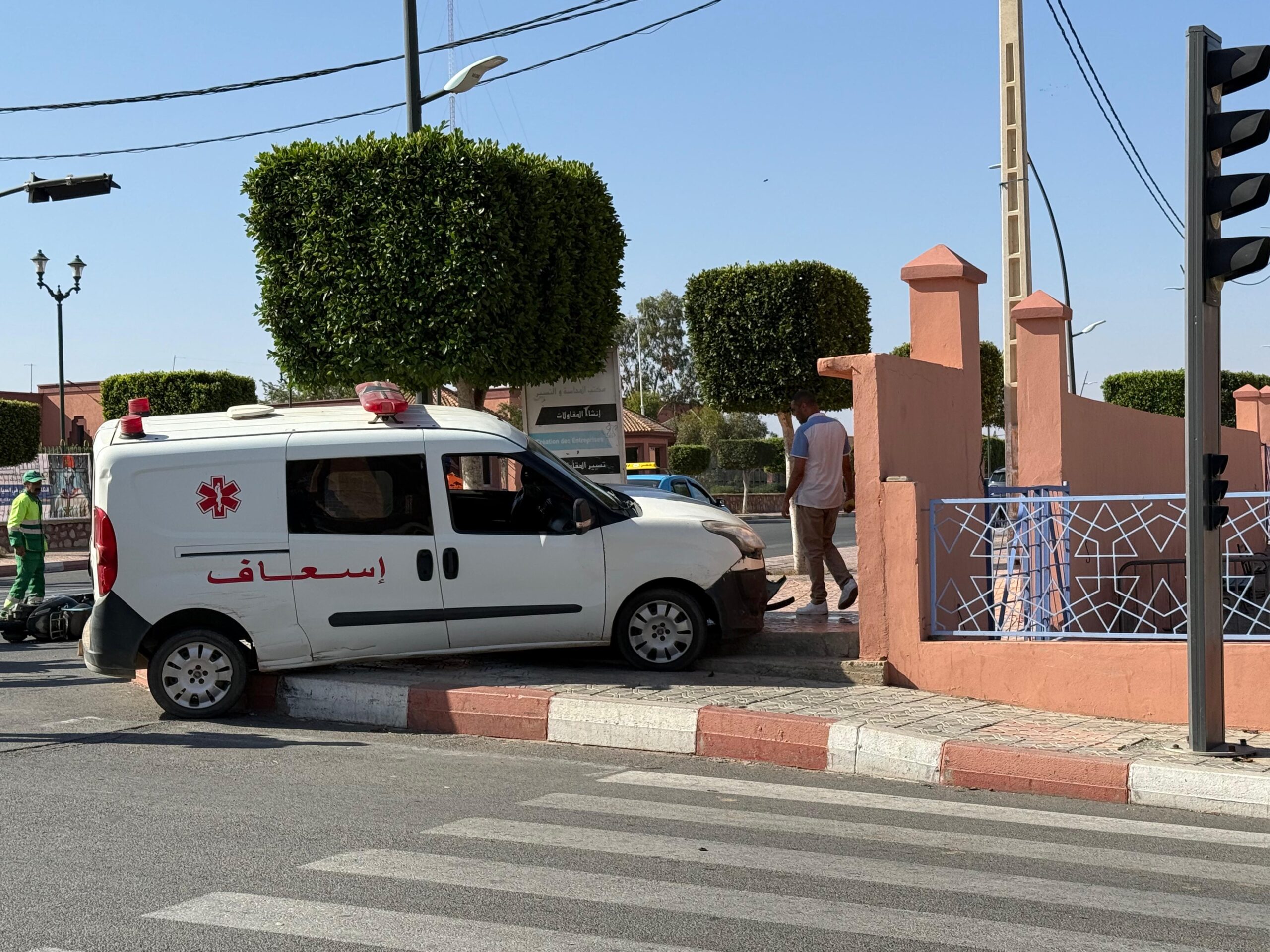 عاجل.. اصطدام سيارة إسعاف بدراجة نارية بشيشاوة يخلف خسائر مادية وإصابة شخص