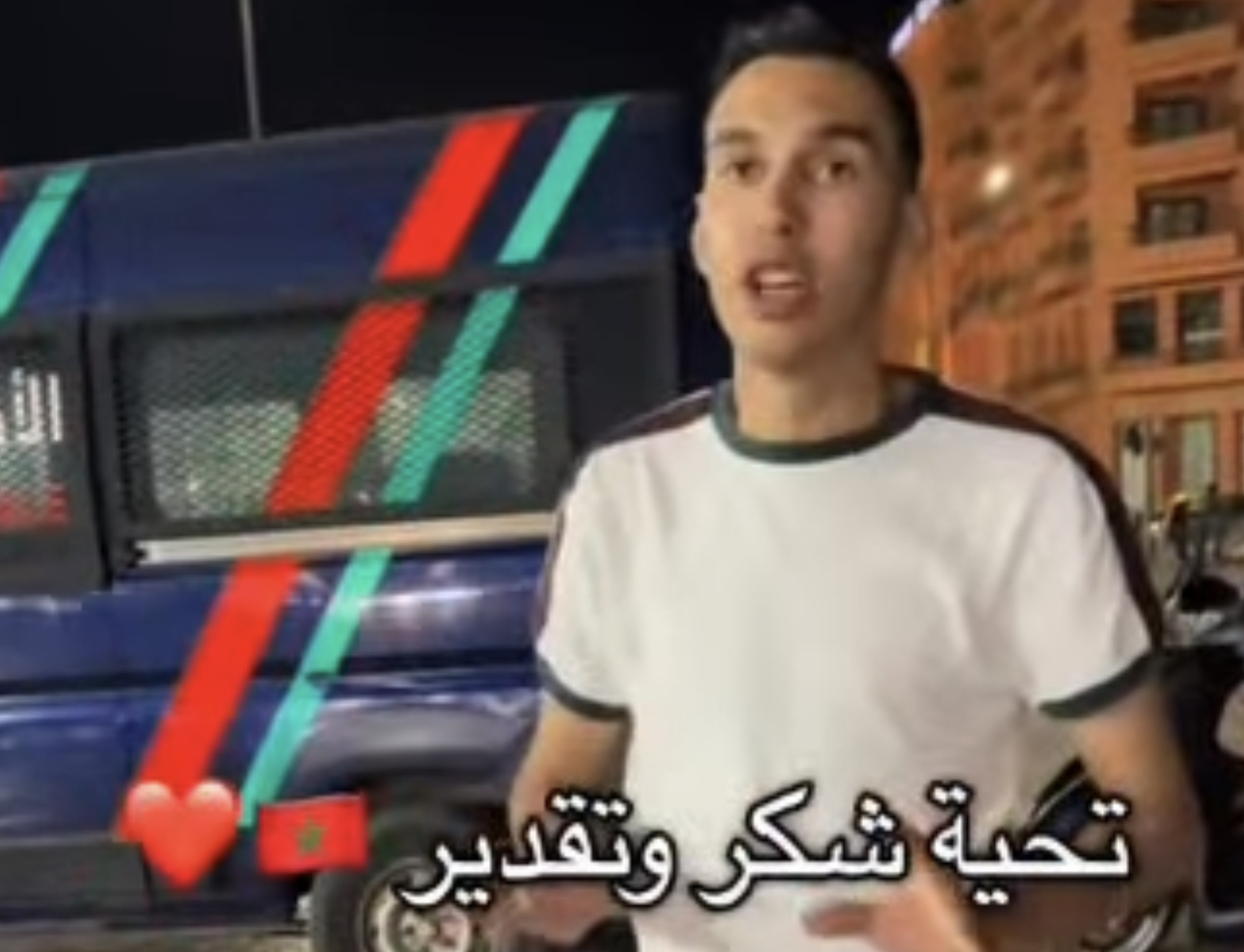 بالفيديو.. “عبد الاله مول الحوت” بجوار سيارة الأمن بمراكش ويوجه رسالة شكر لرجال الشرطة