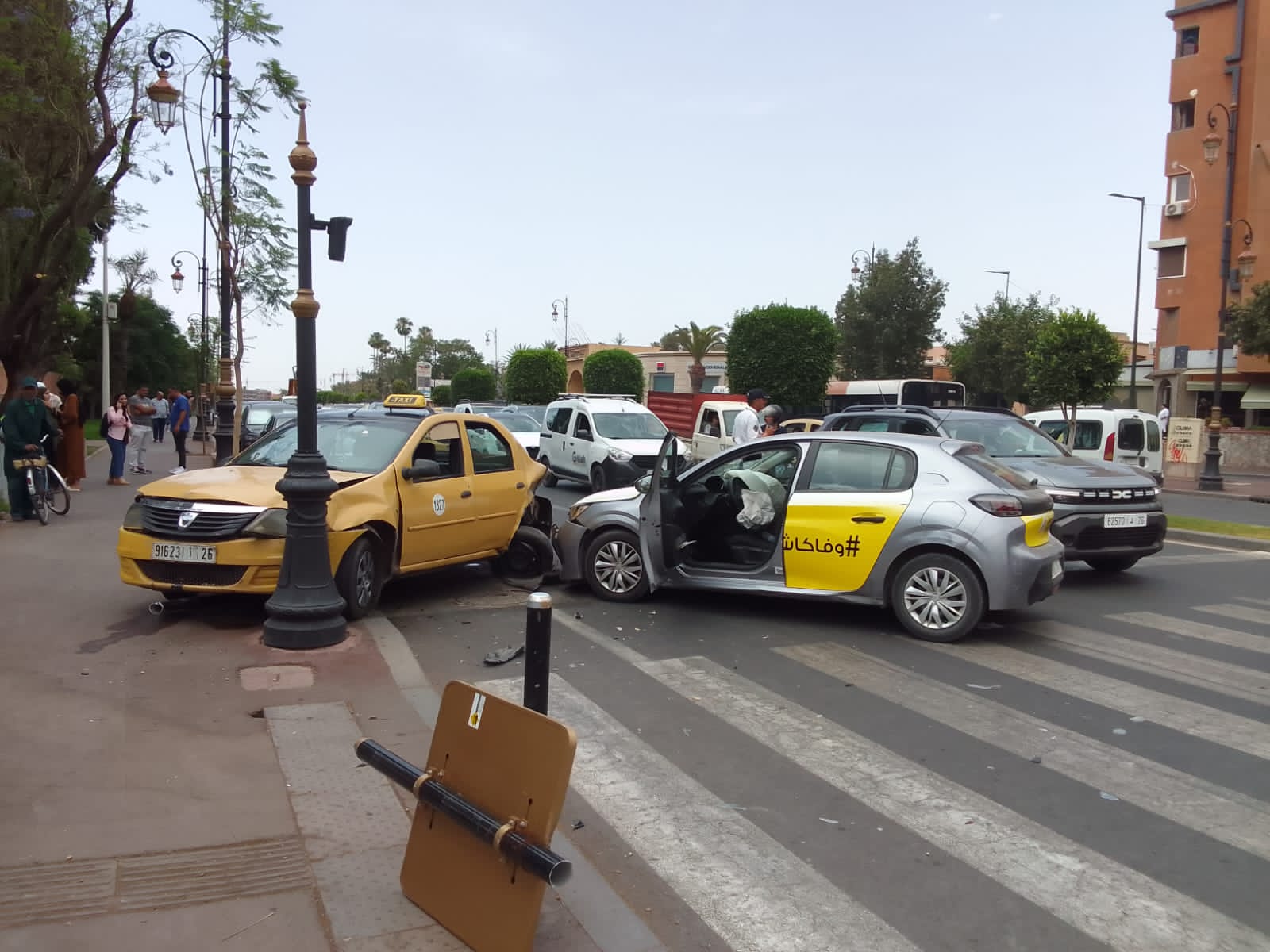 بالصور.. حادث سير خطير بين سيارة أجرة وسيارة خفيفة بمراكش