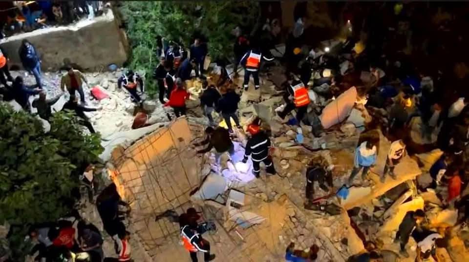 ارتفاع ضحايا انهيار بناية سكنية بفاس الى 9 قتلى و7 مصابين